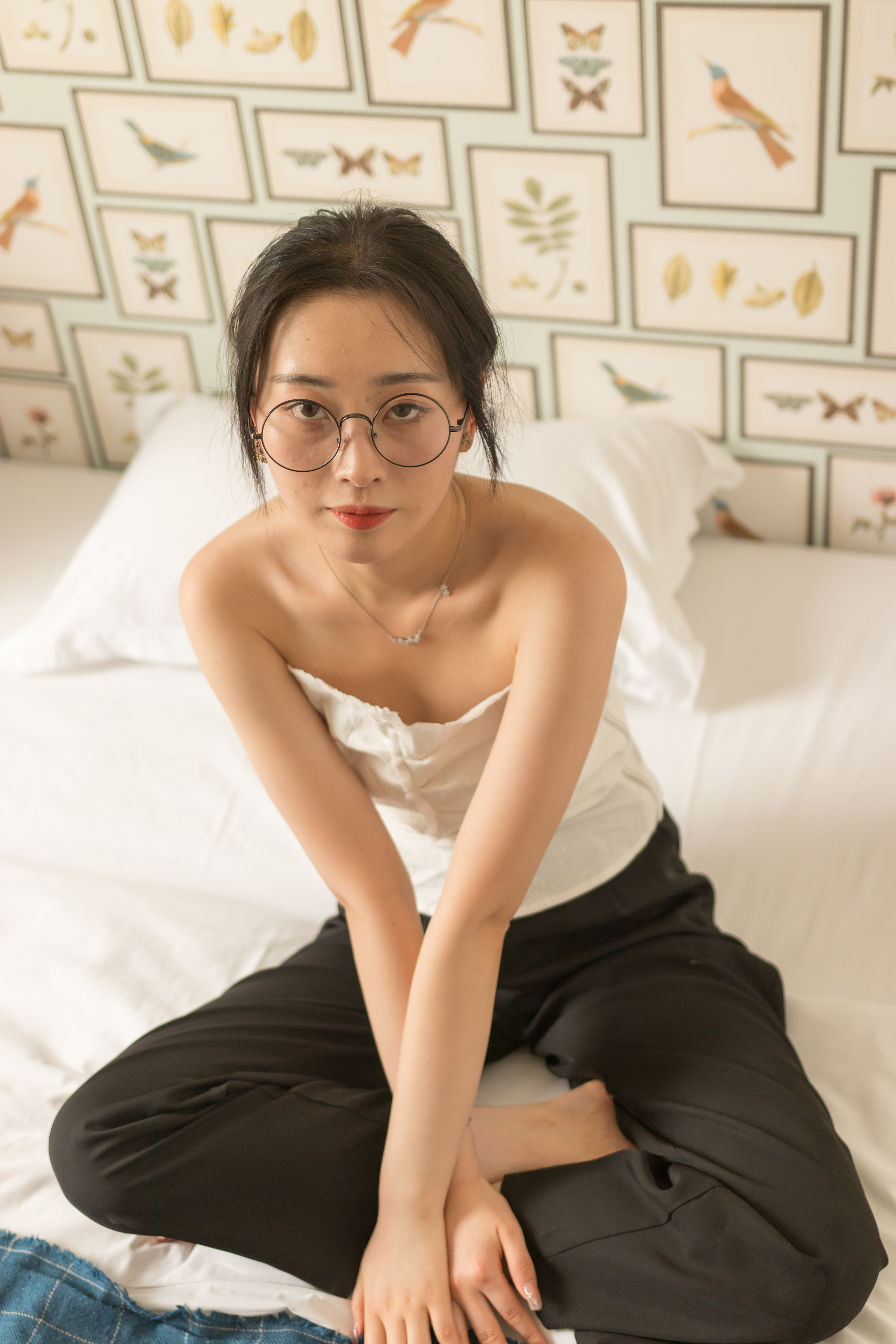 眼镜妹子看上去就是骚
