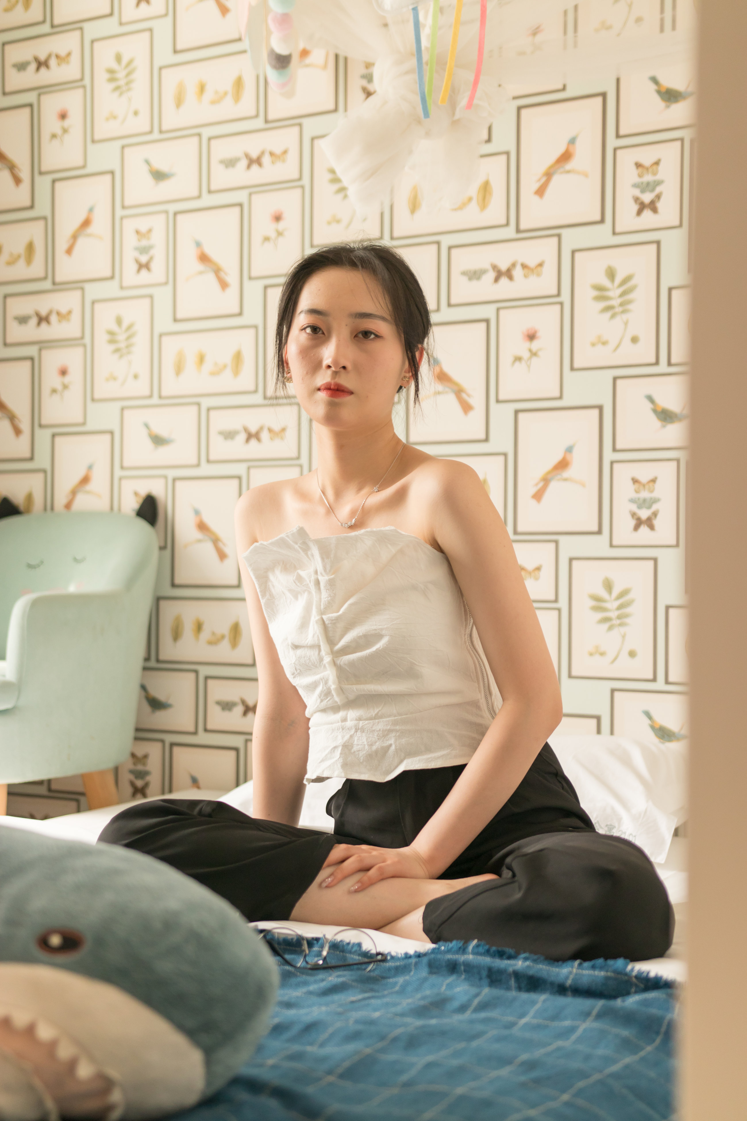 眼镜妹子看上去就是骚
