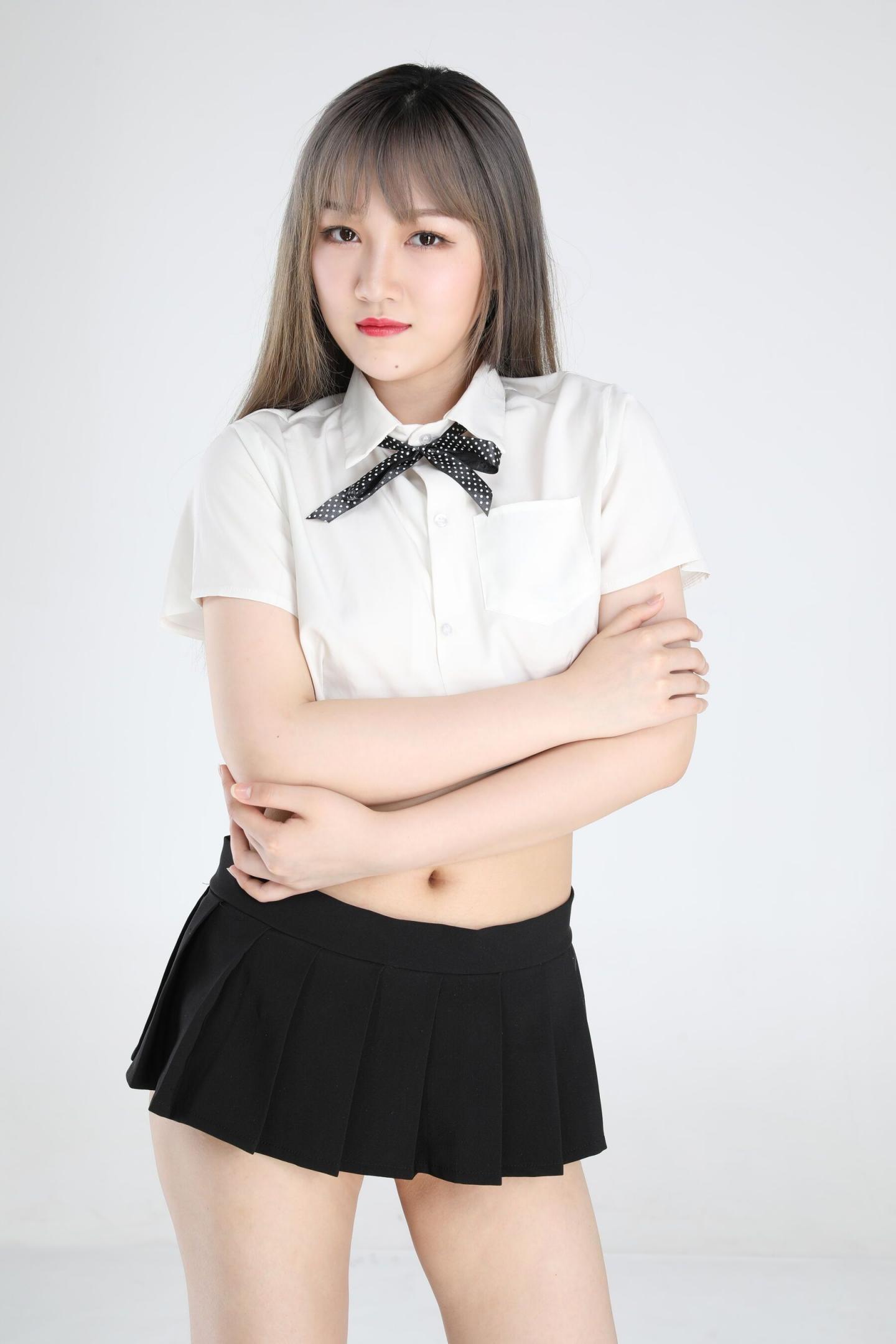 超级白嫩的圆脸小姐姐