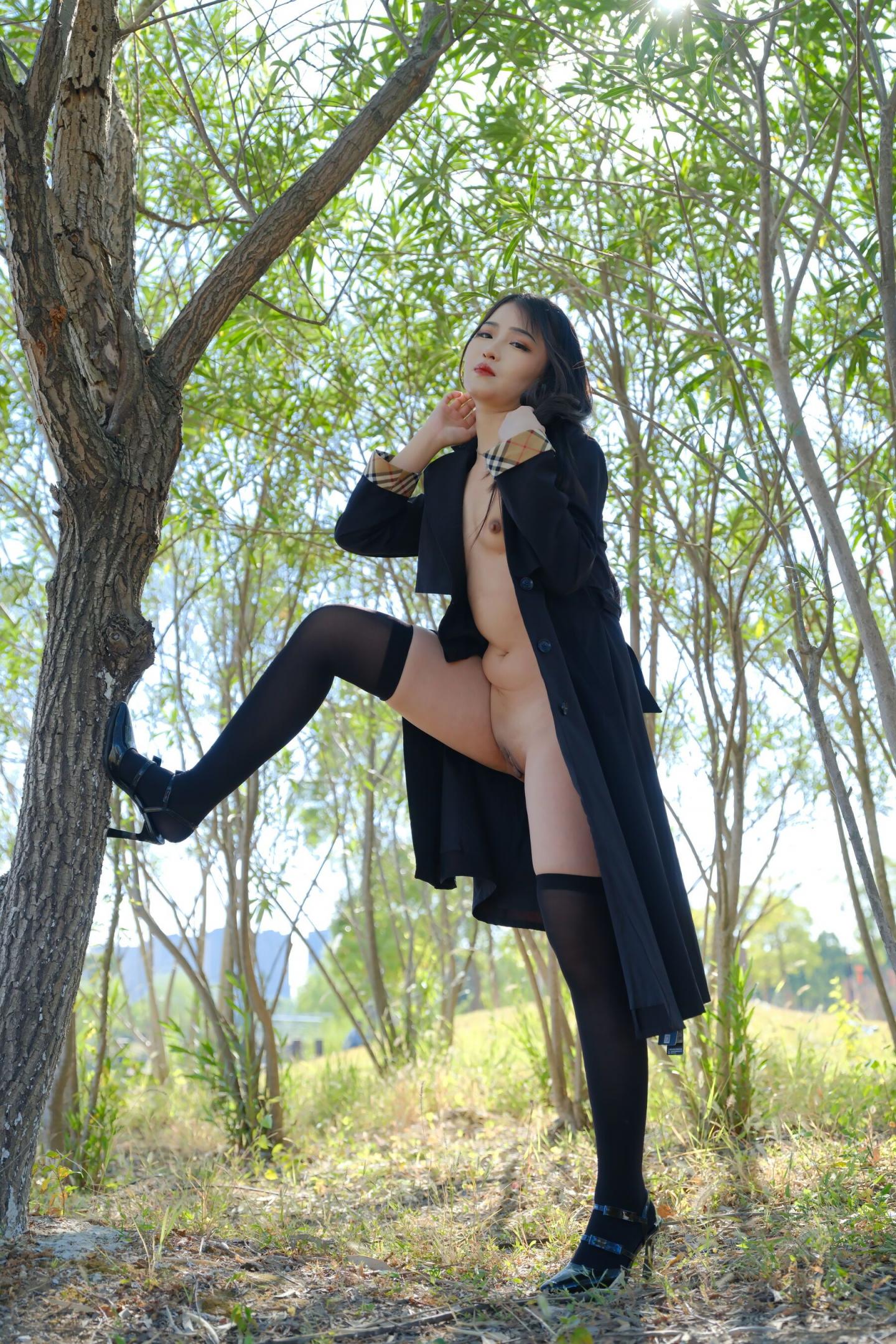 小樹林里美妙的少婦