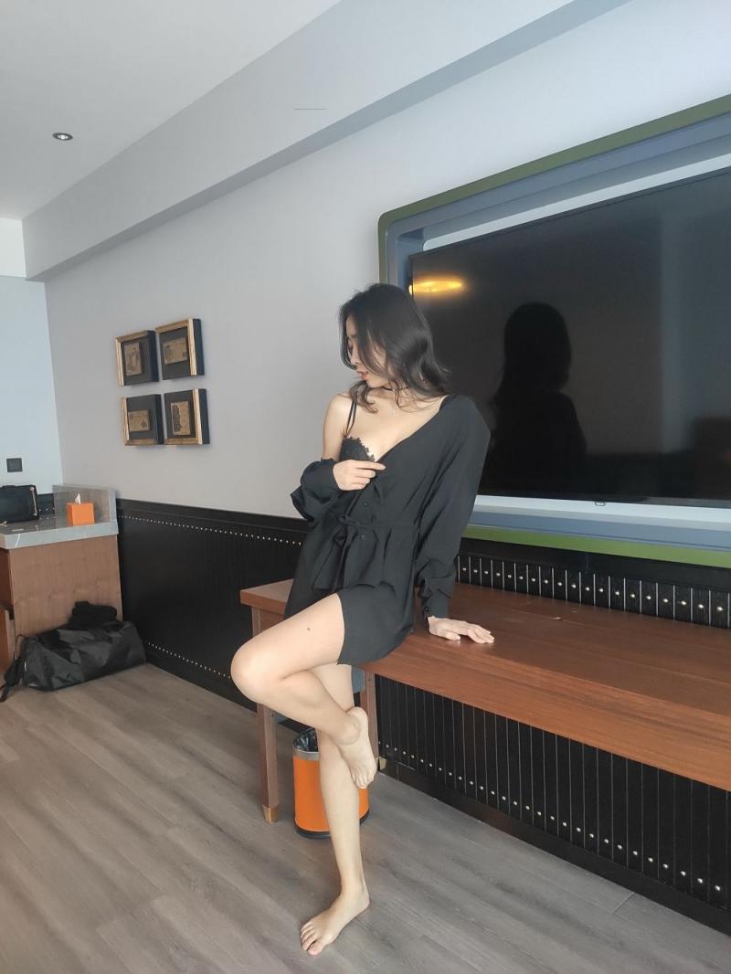 黑色系极品少妇