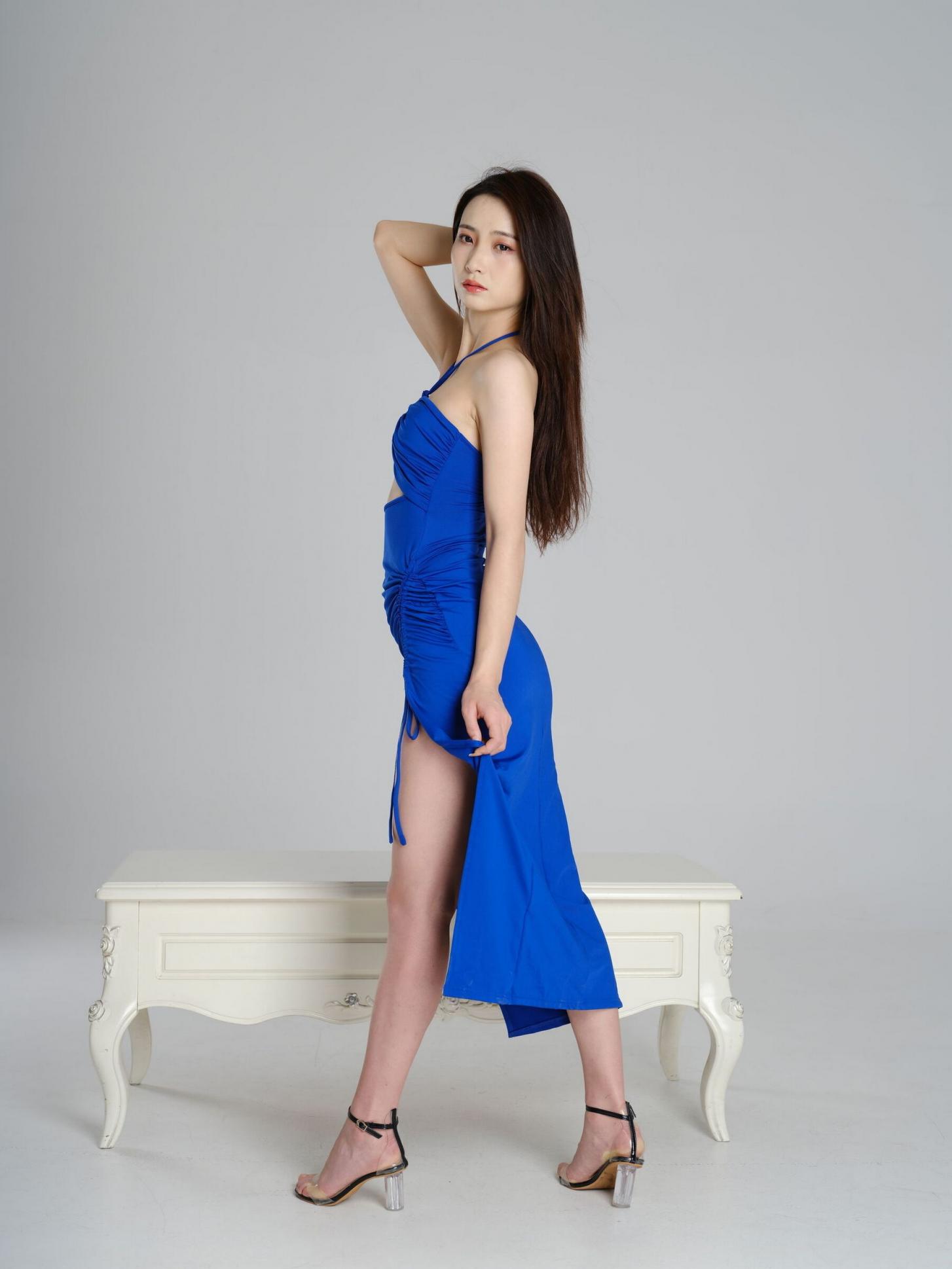 气质很好的蓝裙妹子