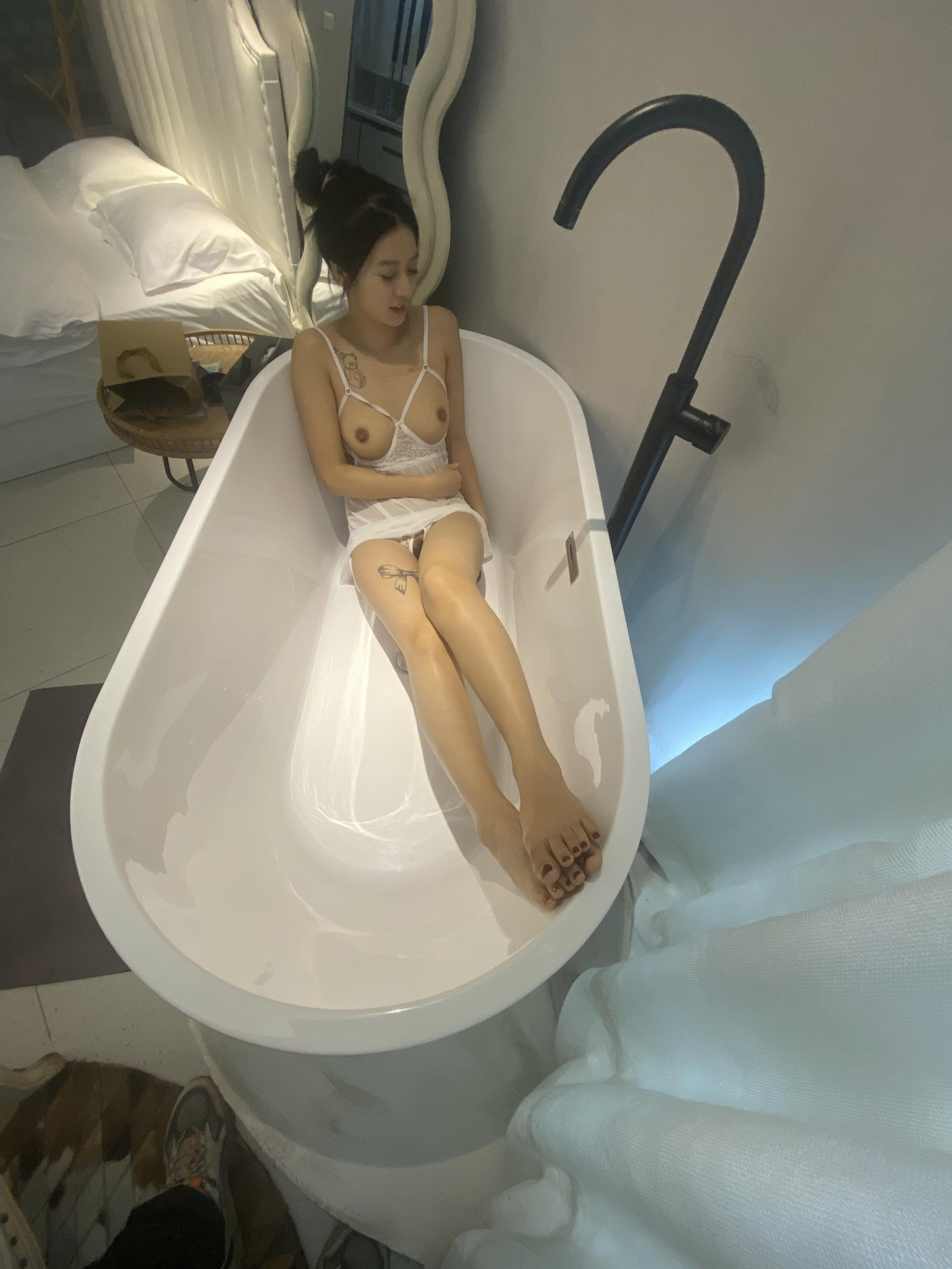 浴缸中的极品白嫩尤物
