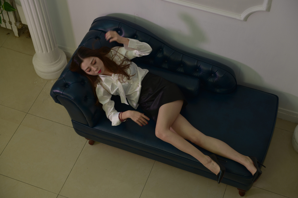 高跟美腿OL制服妹子还挺诱人