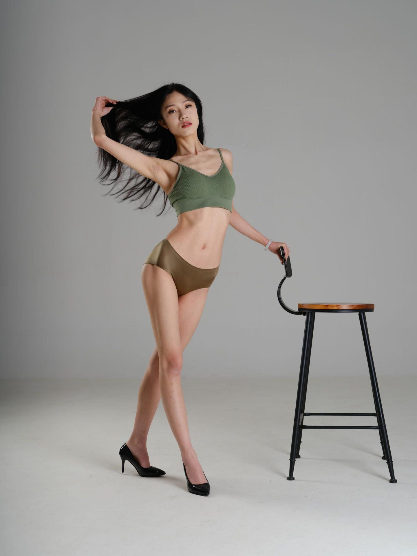 极品一字马长腿妹子