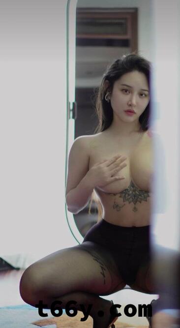粉屄嫩奶长腿翘臀 乳钉亮眼的健身模特 马甲线清晰可见——宋昱欣