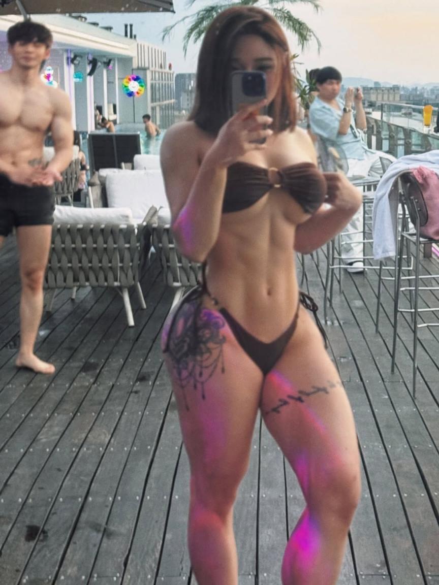 粉屄嫩奶长腿翘臀 乳钉亮眼的健身模特 马甲线清晰可见——宋昱欣