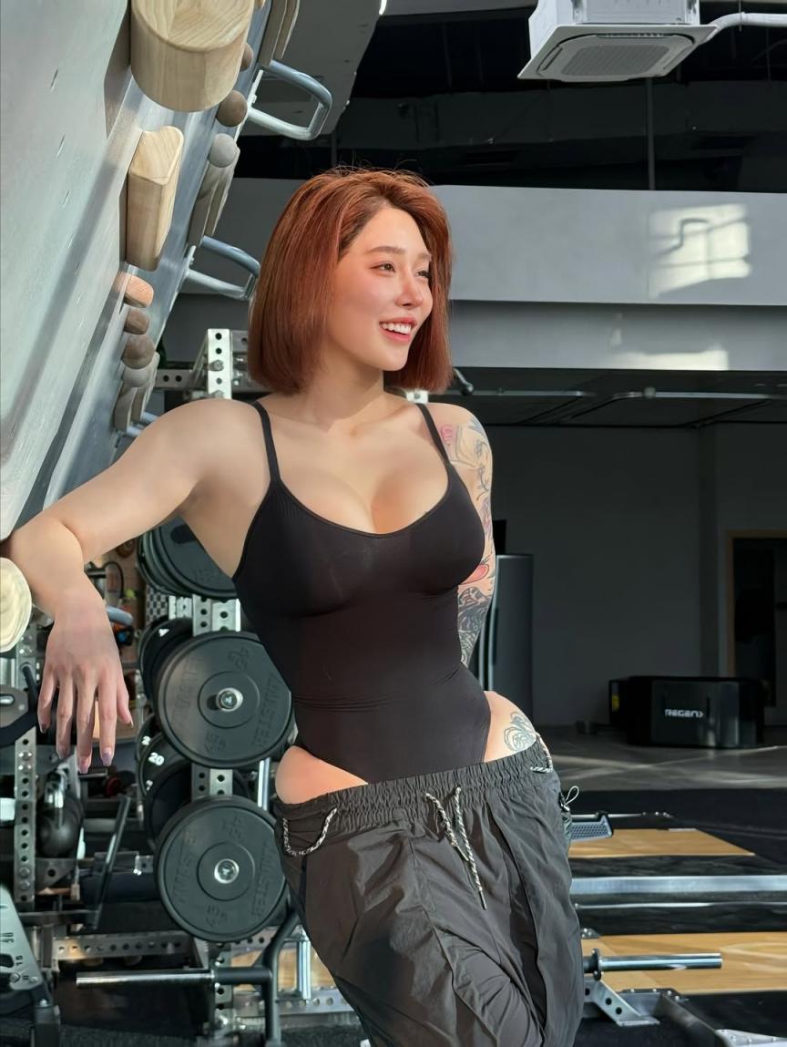 粉屄嫩奶长腿翘臀 乳钉亮眼的健身模特 马甲线清晰可见——宋昱欣
