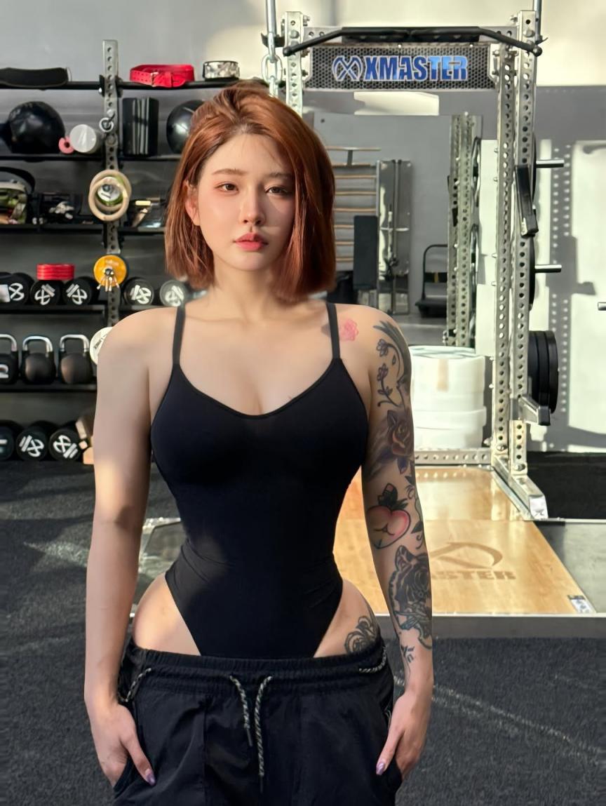 粉屄嫩奶长腿翘臀 乳钉亮眼的健身模特 马甲线清晰可见——宋昱欣