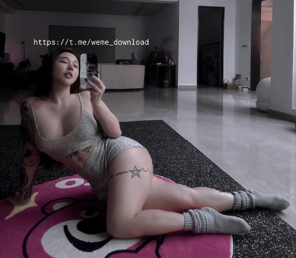 粉屄嫩奶长腿翘臀 乳钉亮眼的健身模特 马甲线清晰可见——宋昱欣