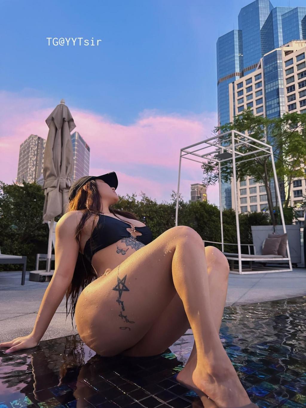 粉屄嫩奶长腿翘臀 乳钉亮眼的健身模特 马甲线清晰可见——宋昱欣