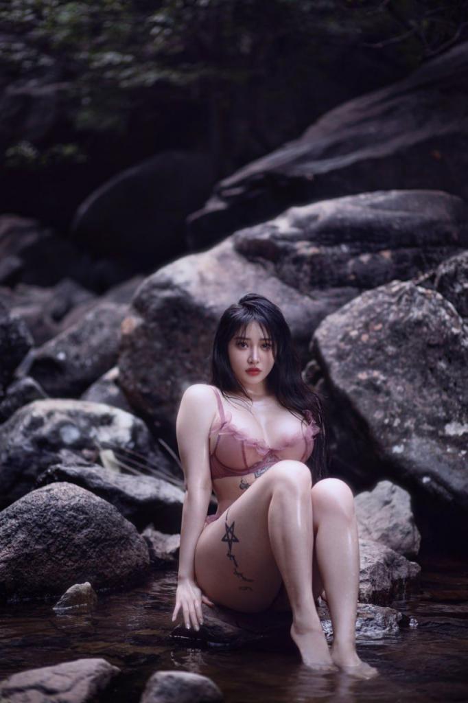 粉屄嫩奶长腿翘臀 乳钉亮眼的健身模特 马甲线清晰可见——宋昱欣