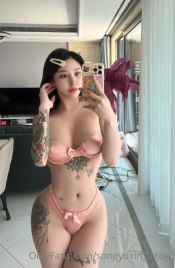 粉屄嫩奶长腿翘臀 乳钉亮眼的健身模特 马甲线清晰可见——宋昱欣