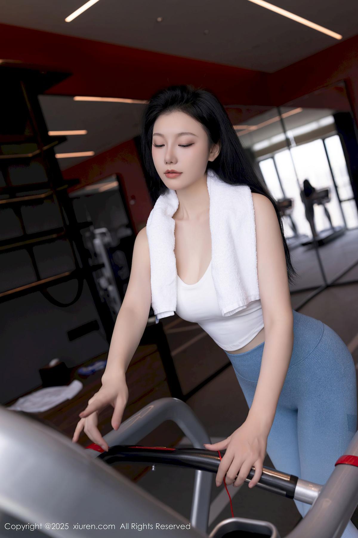 安然anran蓝白色运动服曼妙身姿性感写真