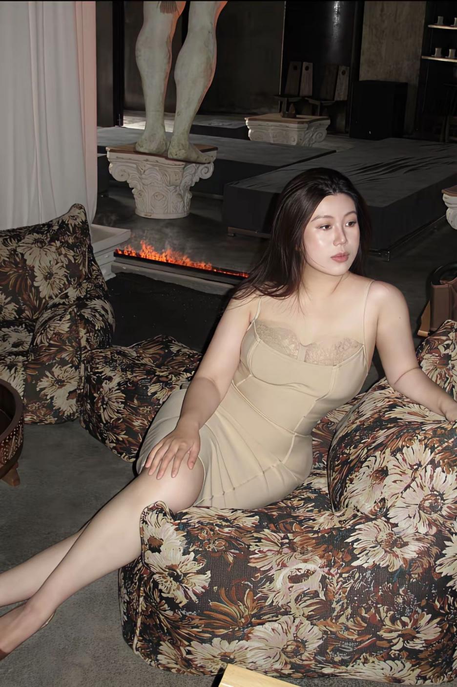 清纯美女也有大白腿