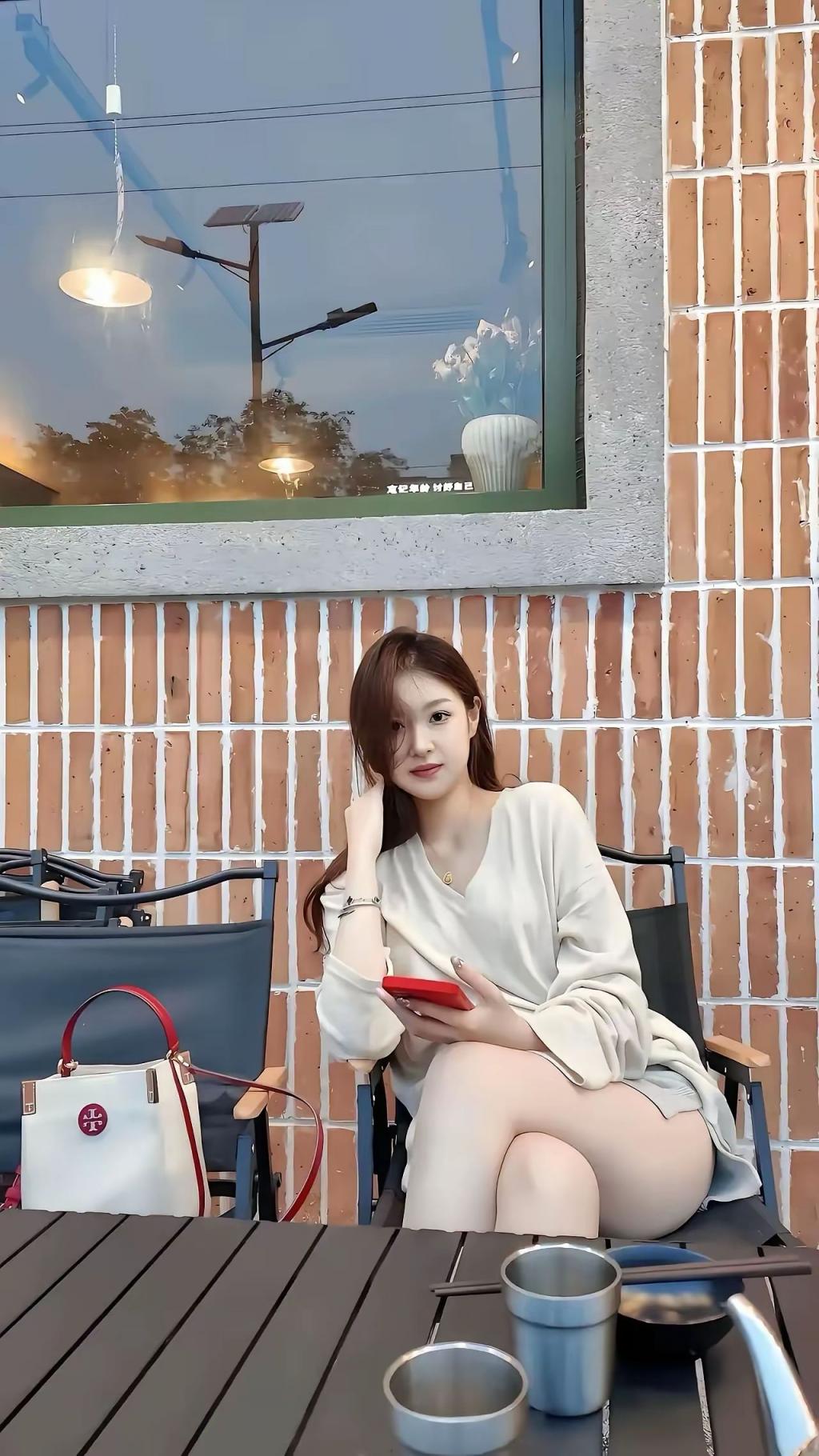清纯美女也有大白腿