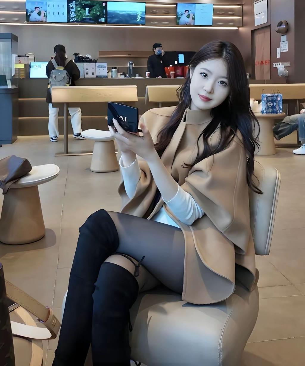 清纯美女也有大白腿