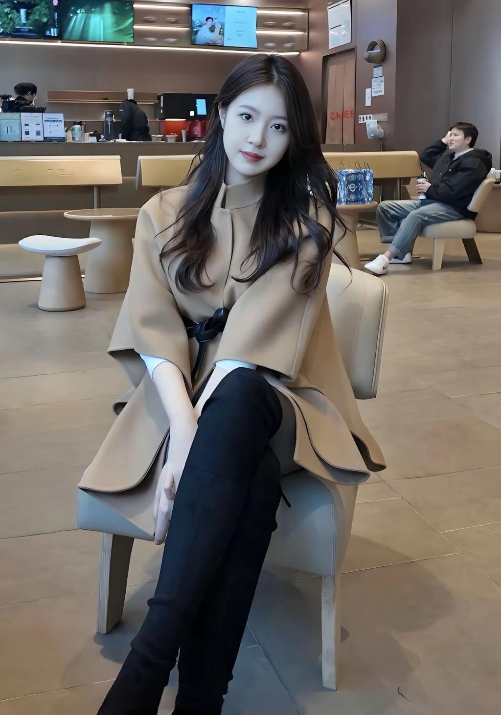 清纯美女也有大白腿