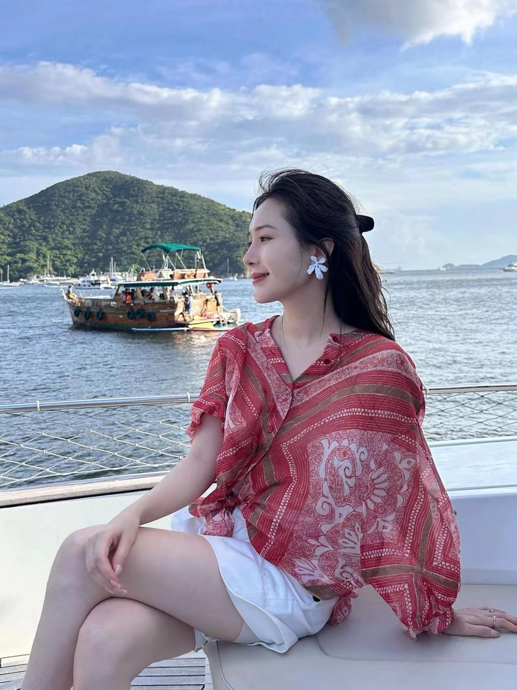 清纯美女也有大白腿
