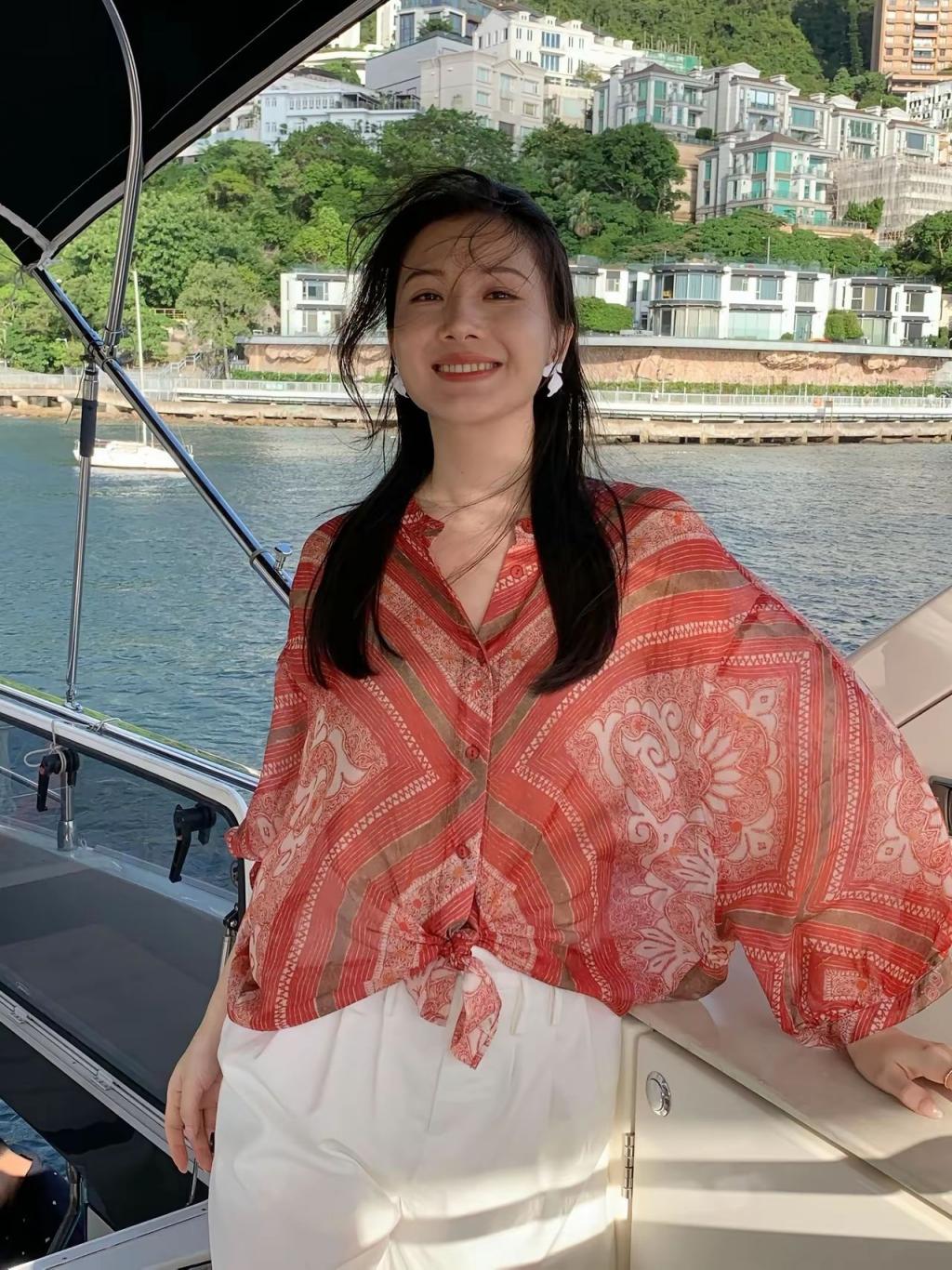 清纯美女也有大白腿