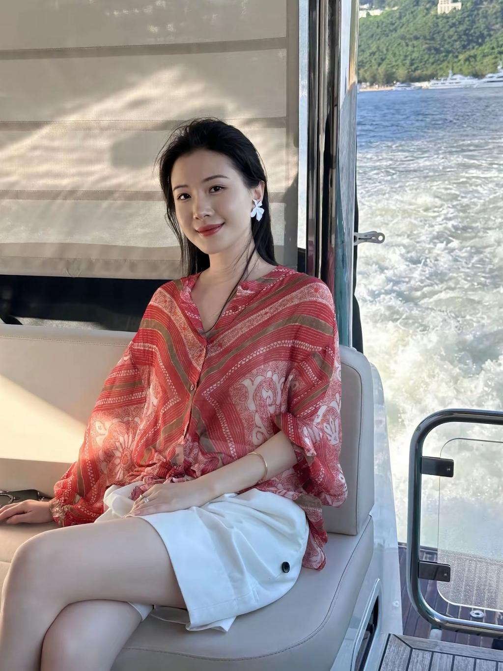 清纯美女也有大白腿
