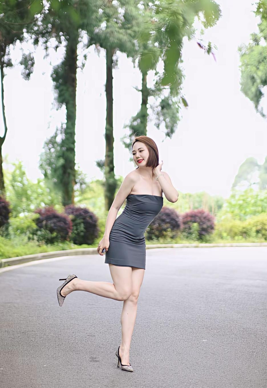 清纯美女也有大白腿