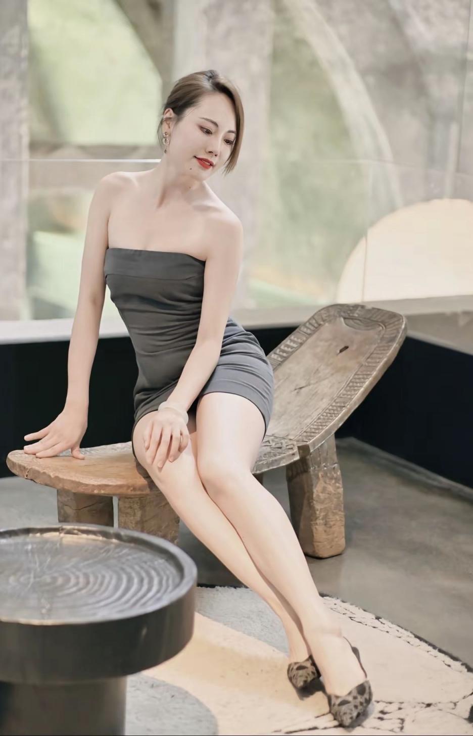 清纯美女也有大白腿