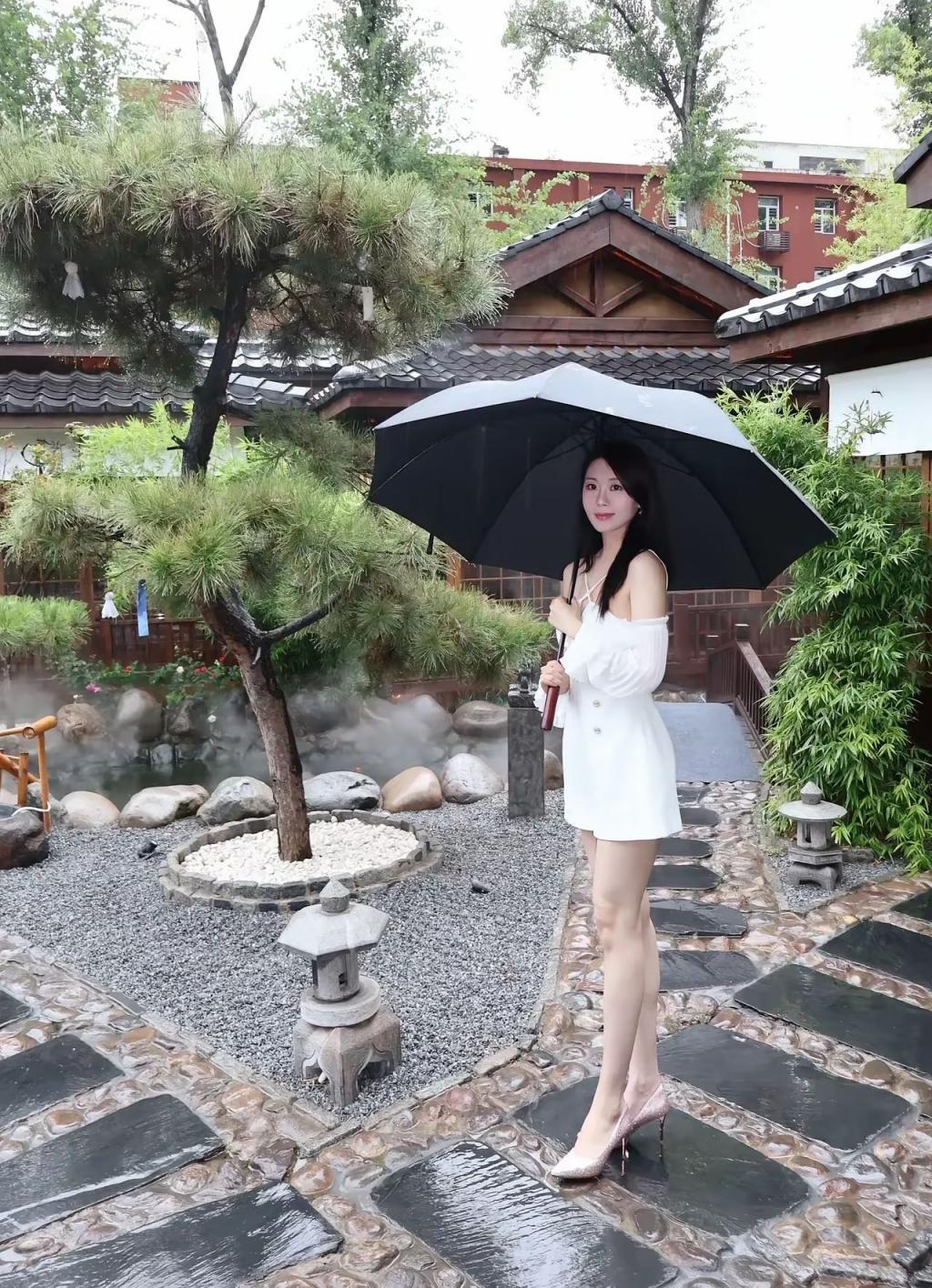 清纯美女也有大白腿