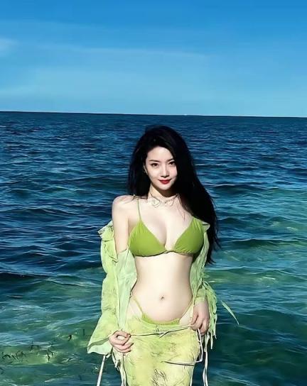 清纯美女也有大白腿