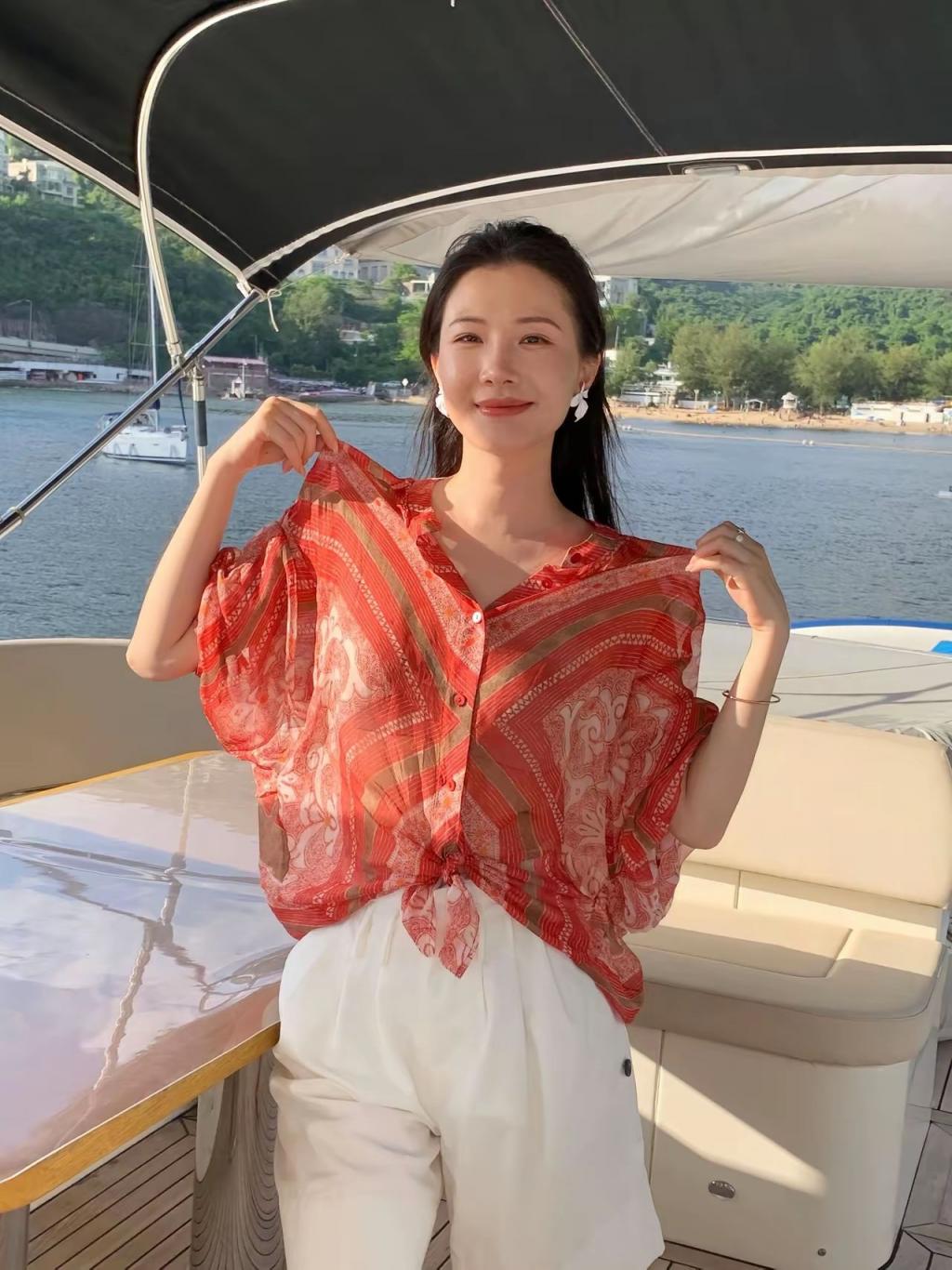 清纯美女也有大白腿