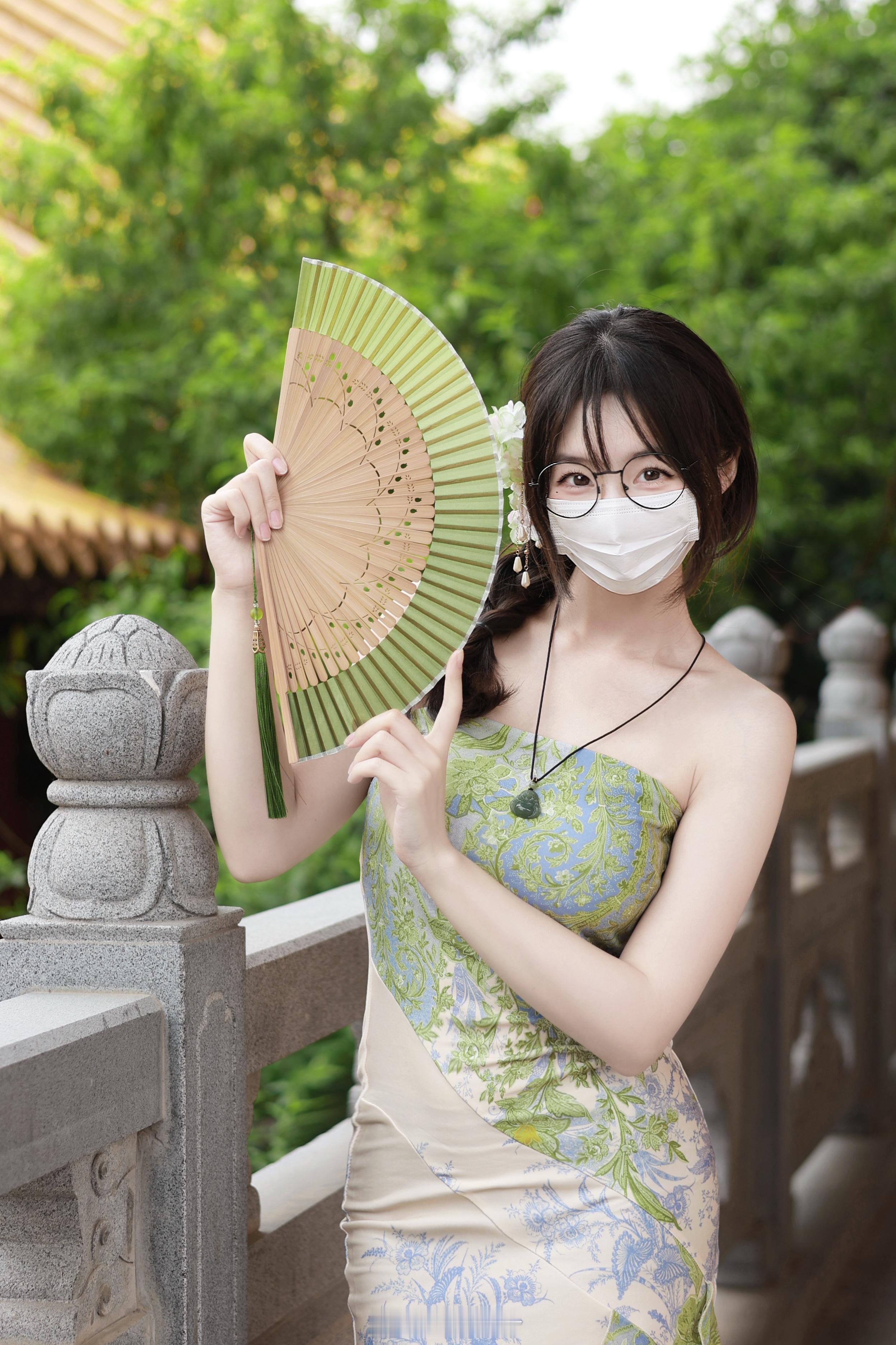 眼睛萌妹