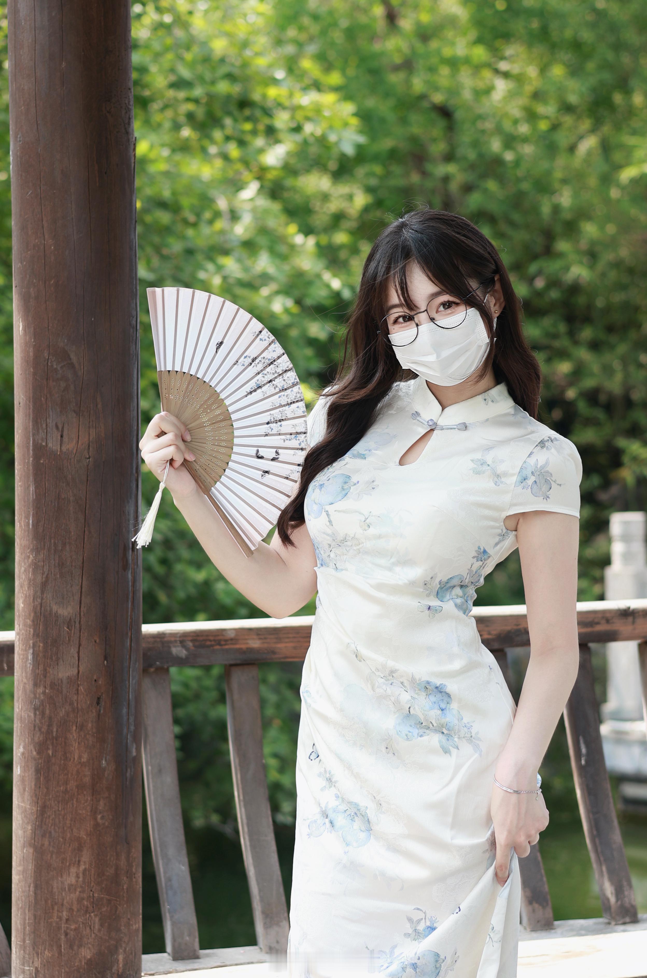 眼睛萌妹