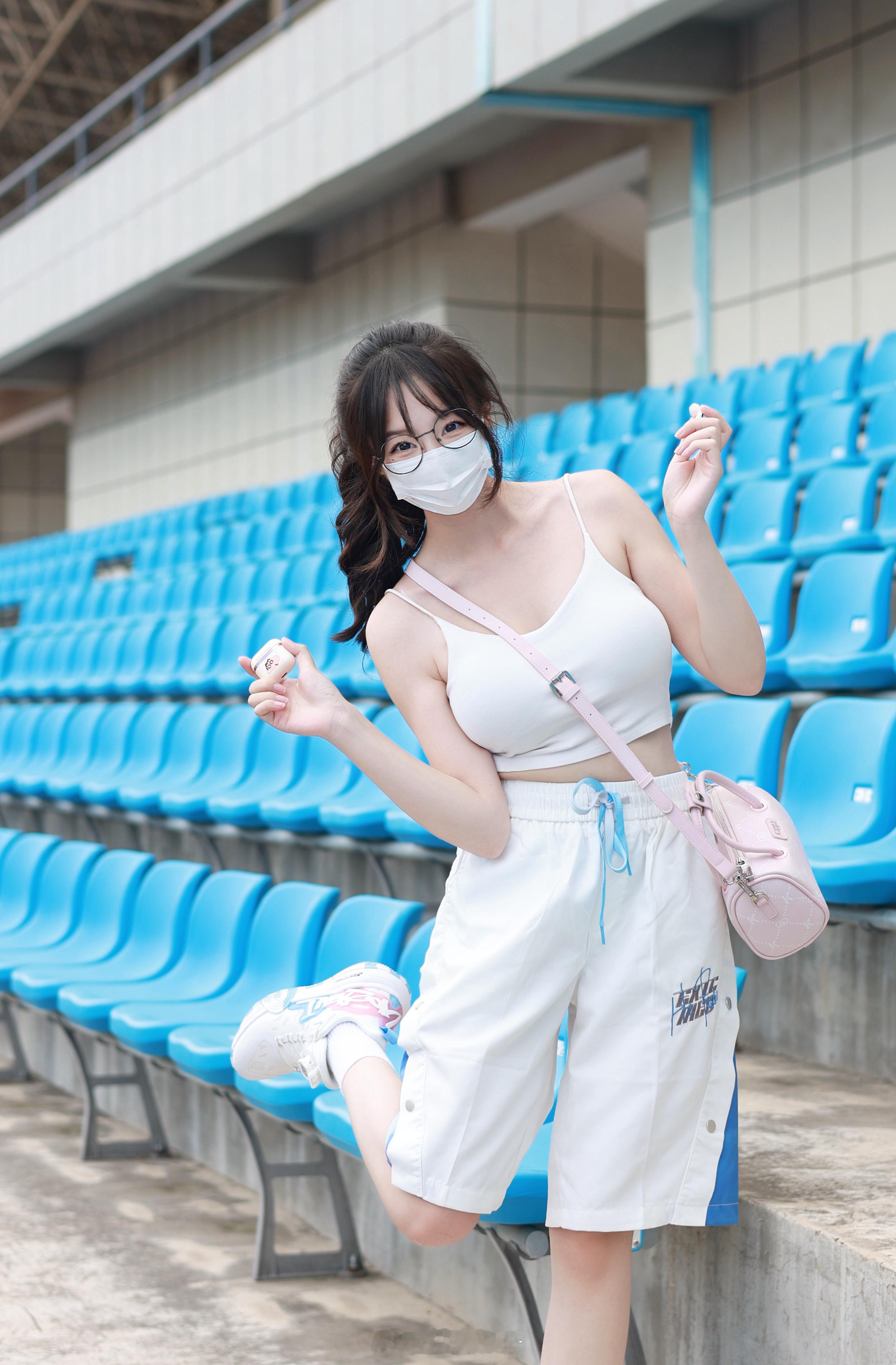 眼睛萌妹