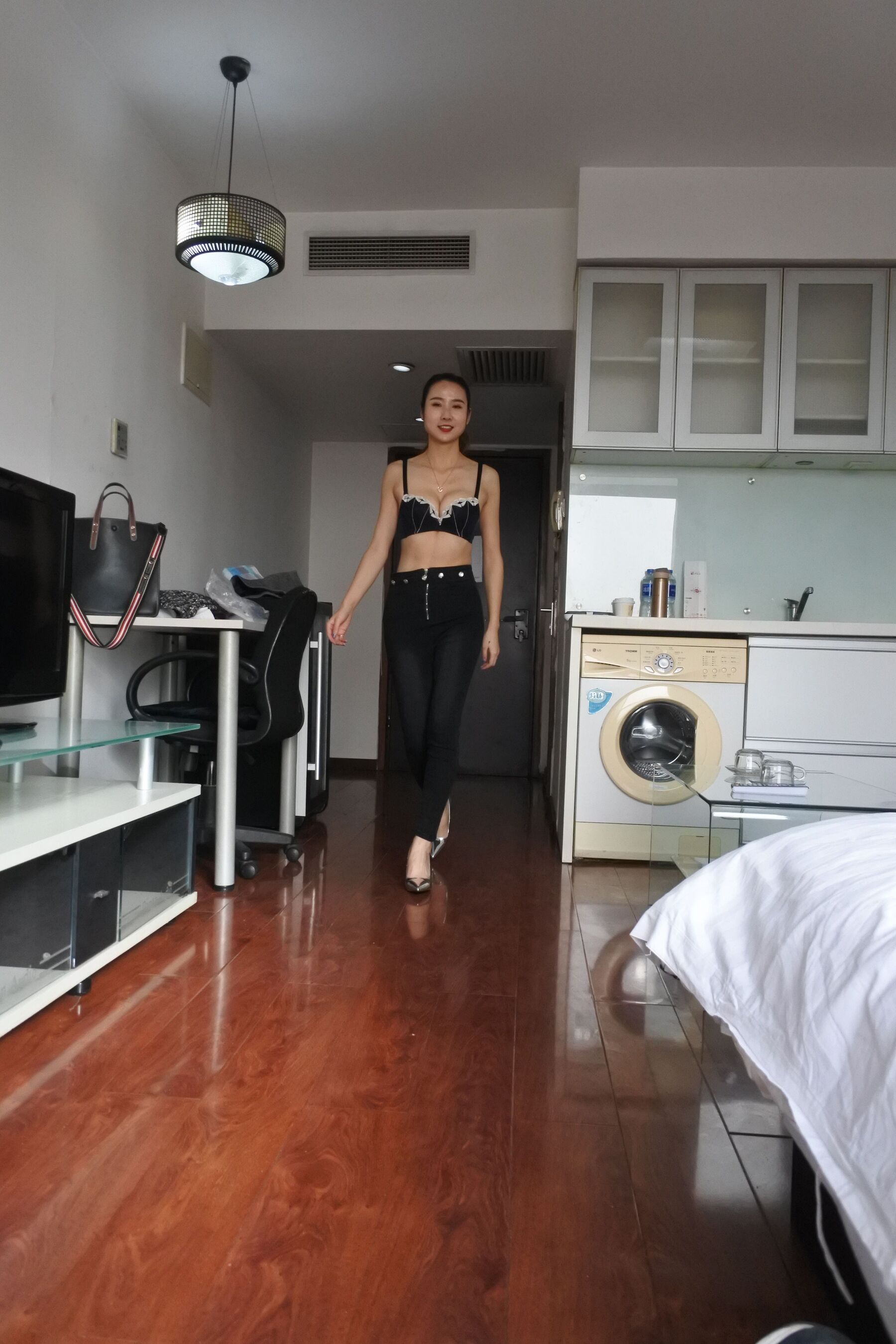 身材真不错腿尤其的美