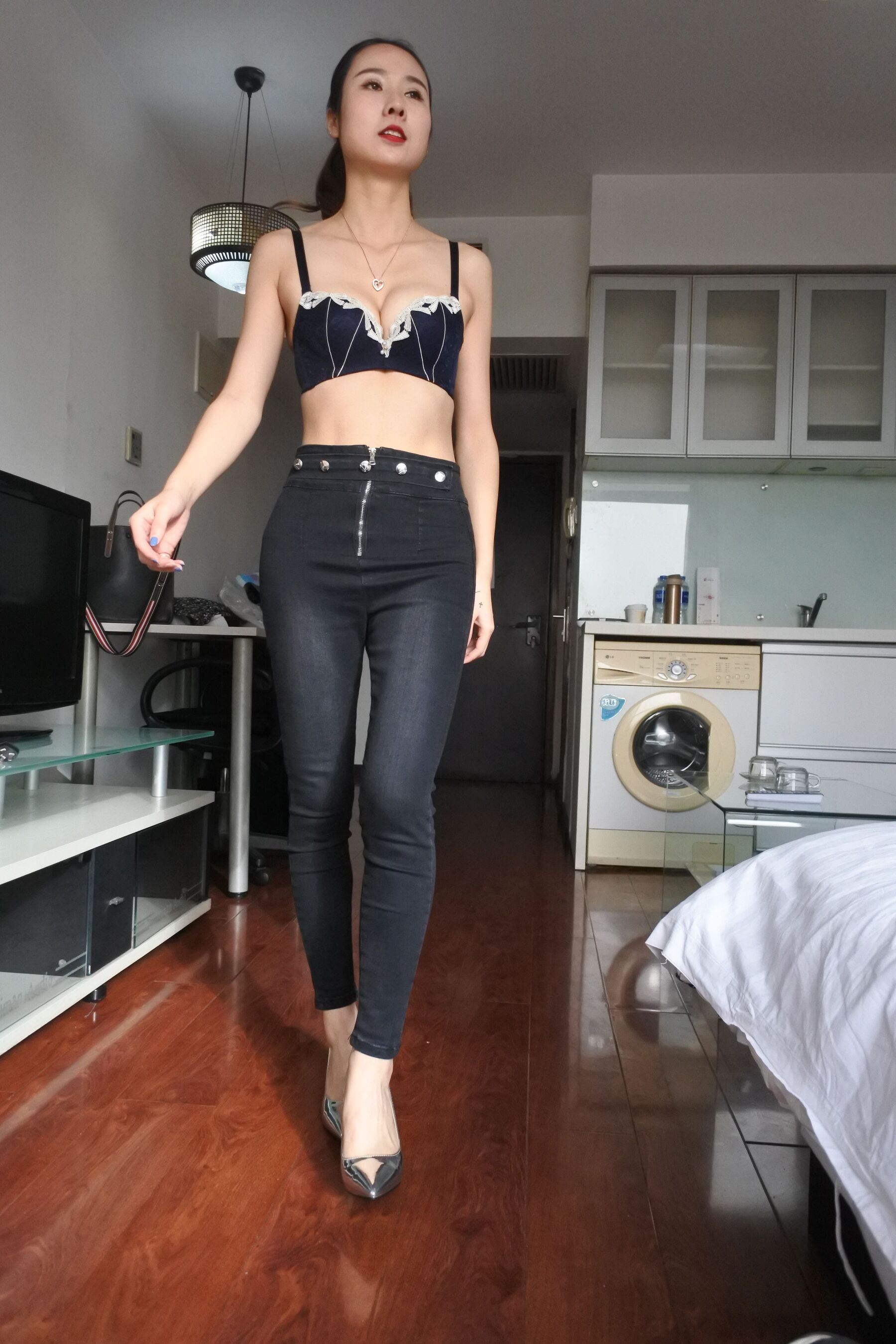 身材真不错腿尤其的美