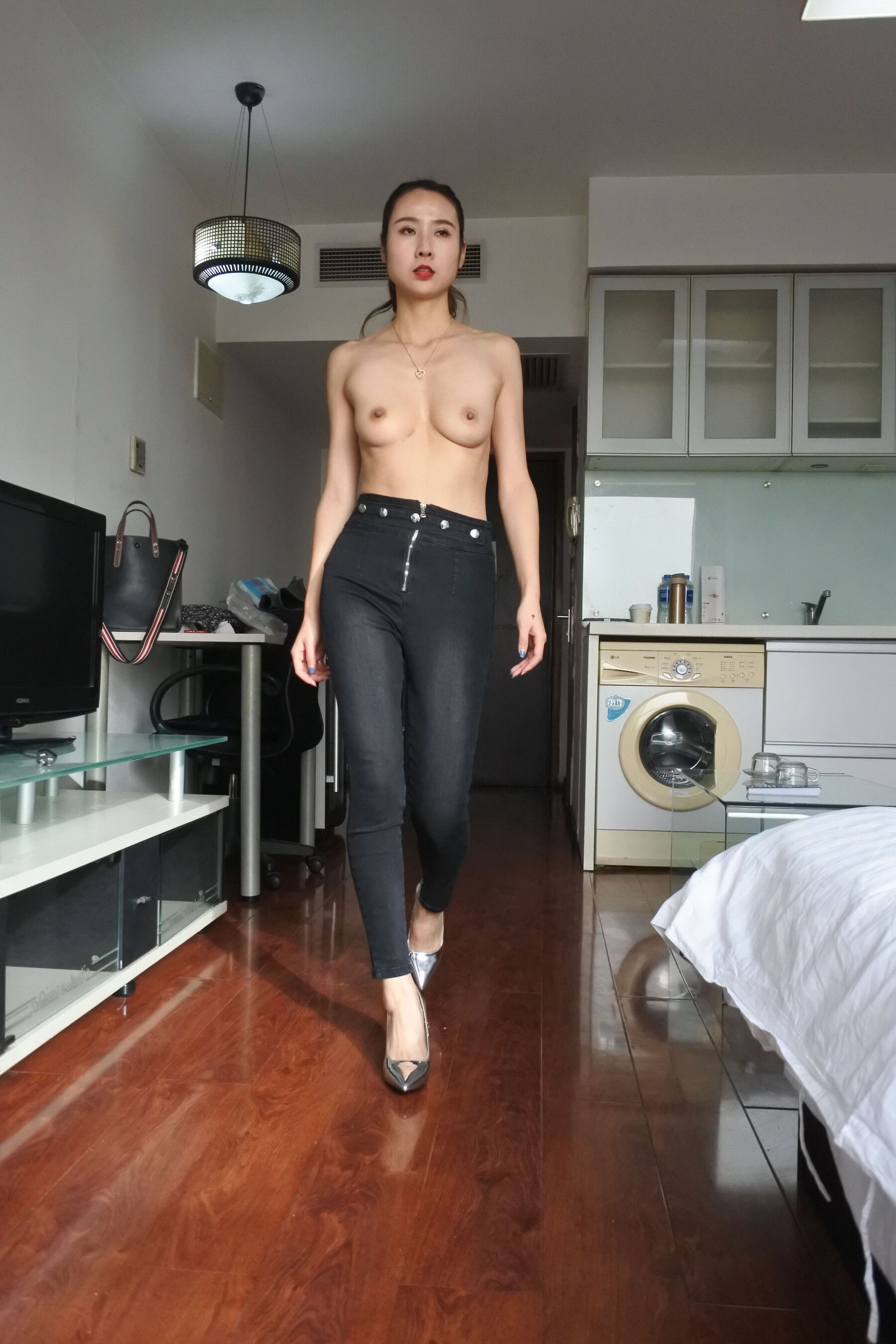 身材真不错腿尤其的美