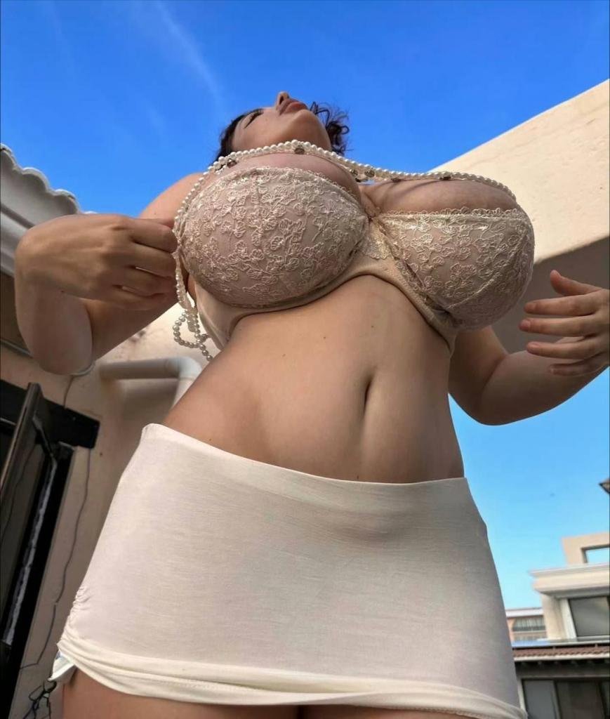 离谱的巨乳合集，每一个都是E以上的，都进来打个假，看看有没有假胸