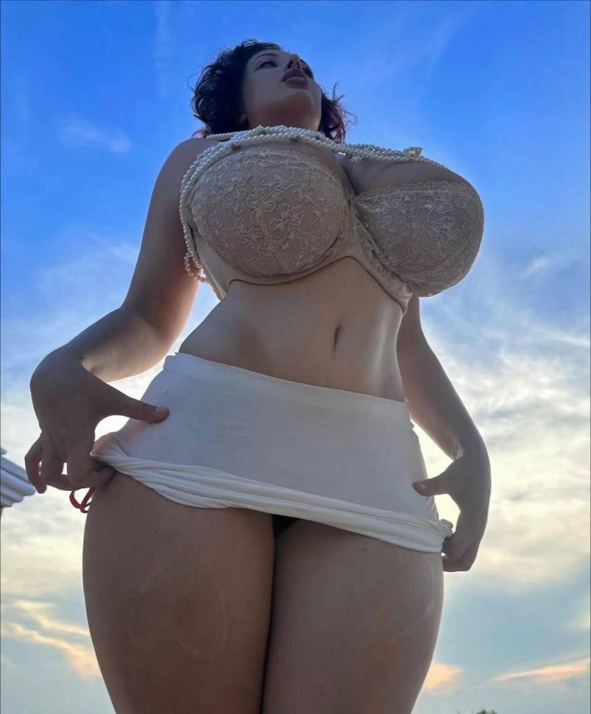 离谱的巨乳合集，每一个都是E以上的，都进来打个假，看看有没有假胸