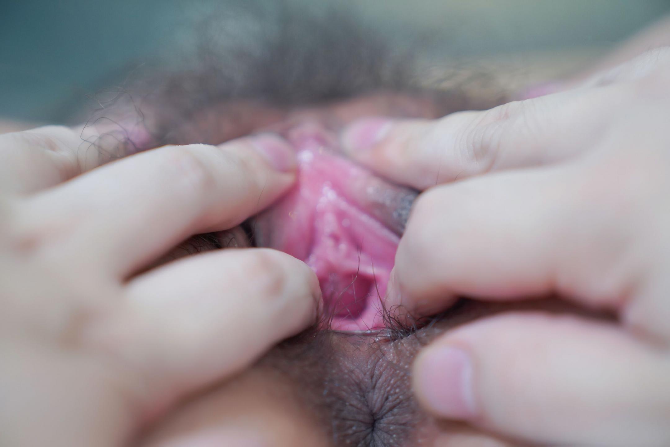 充满淫水的白嫩妹子你喜欢不