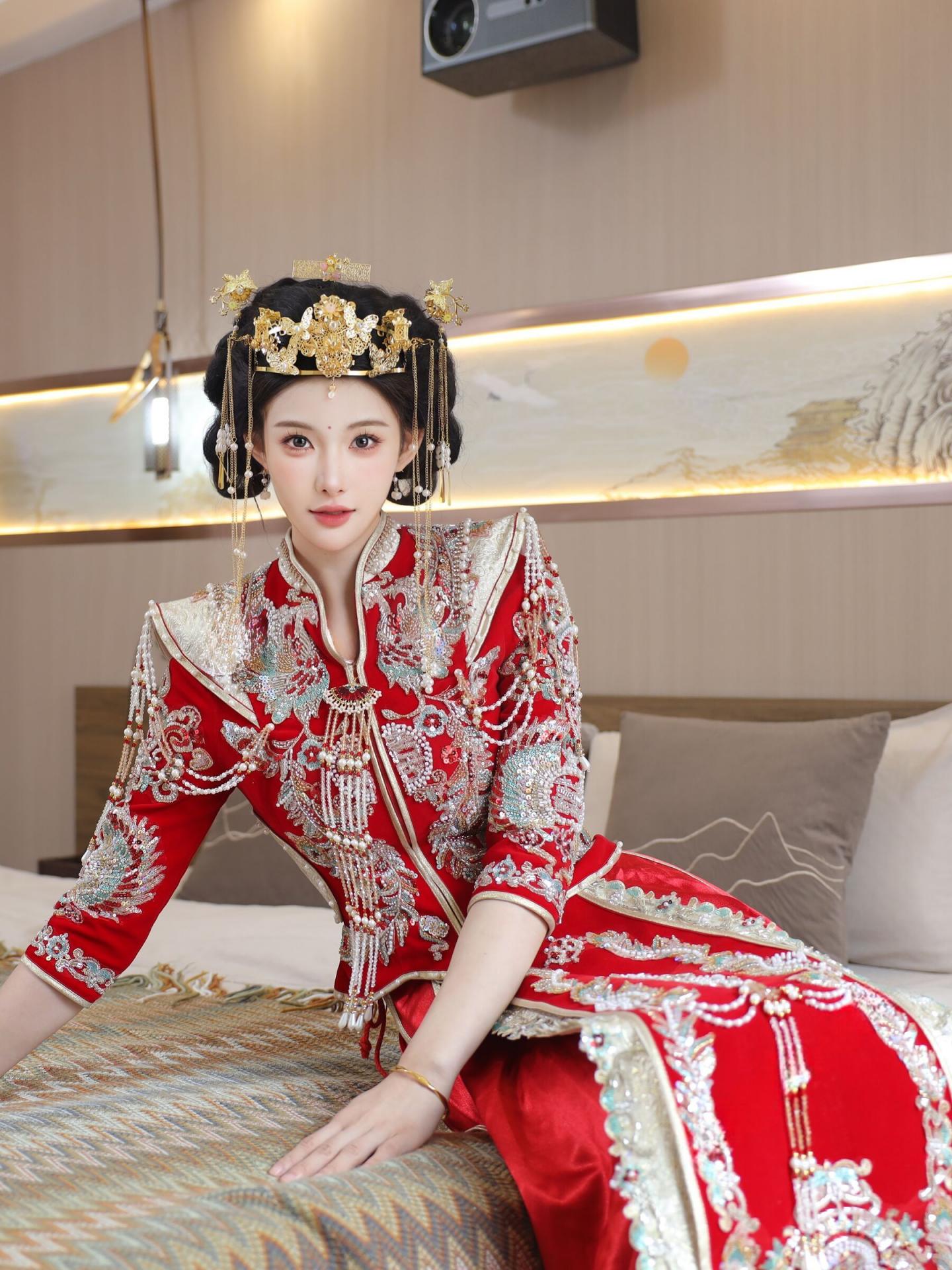 坚挺的胸部圆润的臀部非常养眼！你想插进去射精吗？