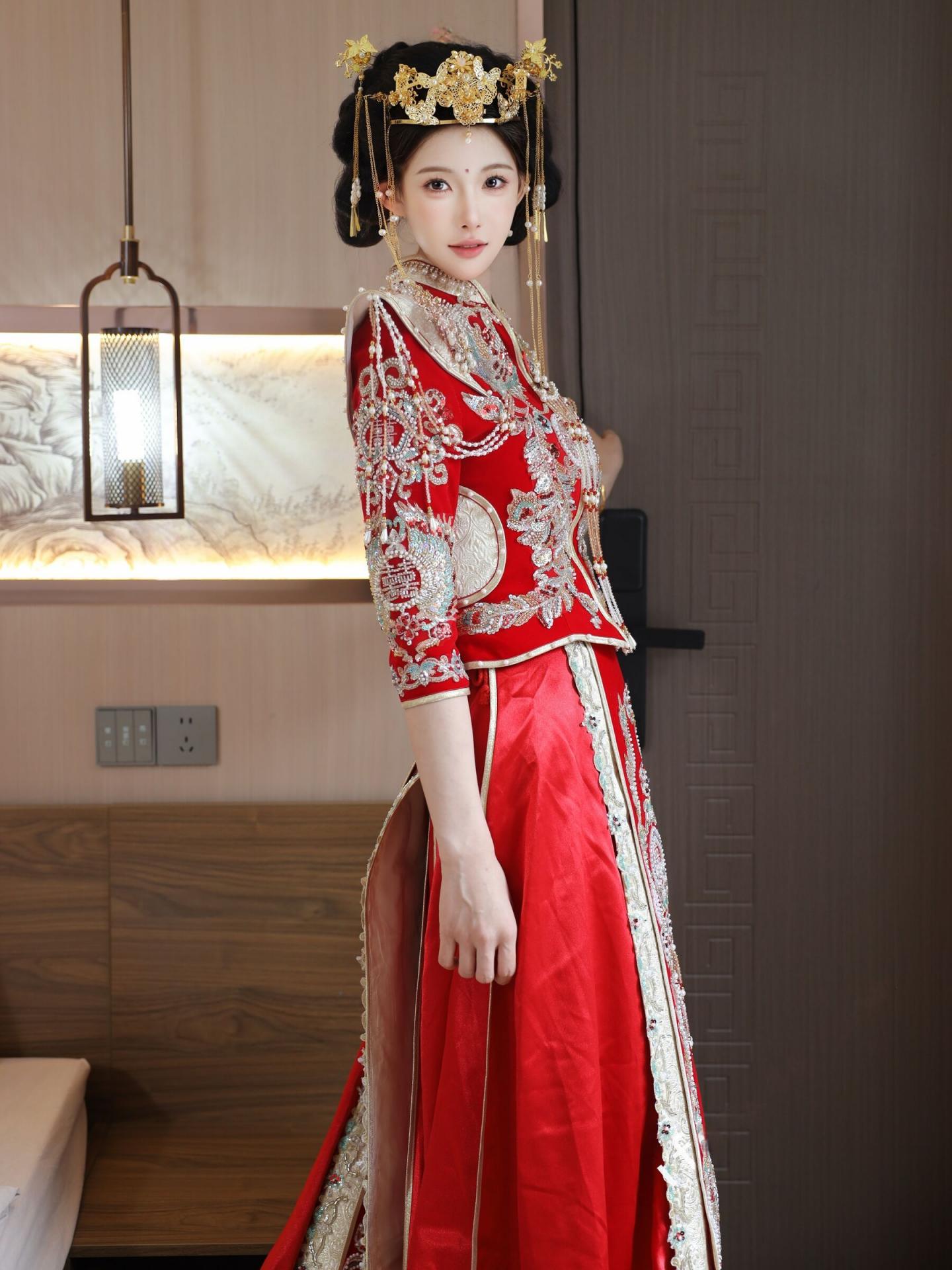 坚挺的胸部圆润的臀部非常养眼！你想插进去射精吗？