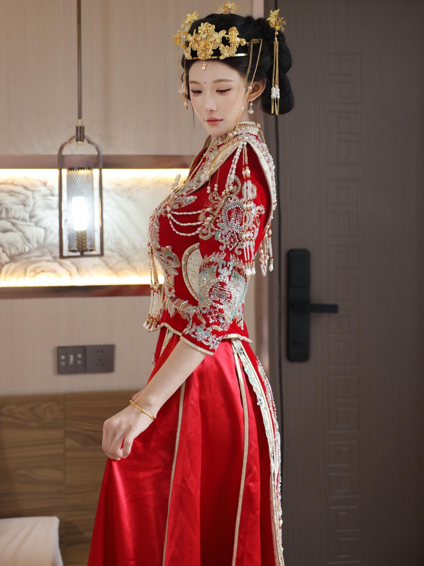 坚挺的胸部圆润的臀部非常养眼！你想插进去射精吗？