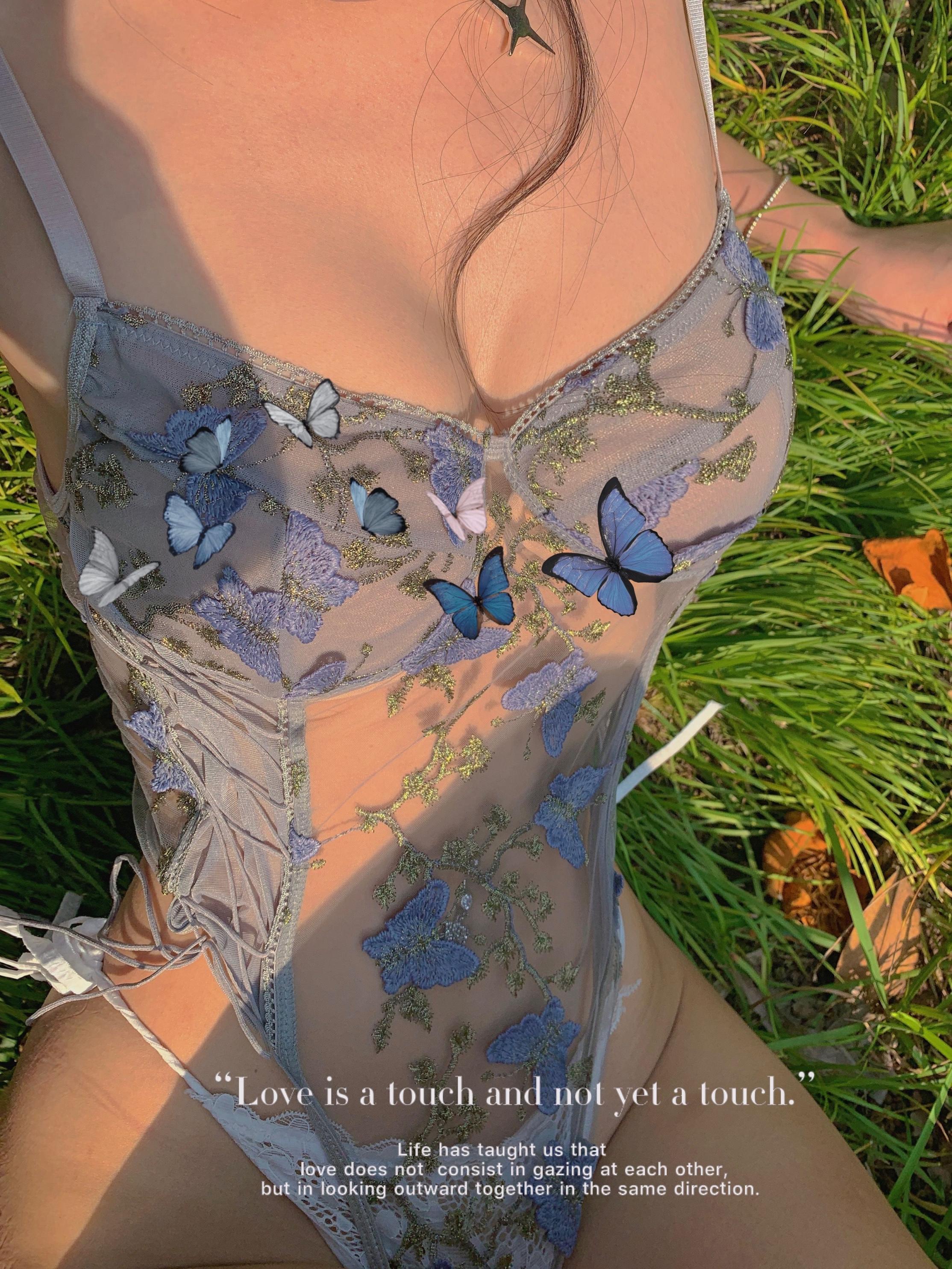 青春美少女搔首弄姿诱惑迷人