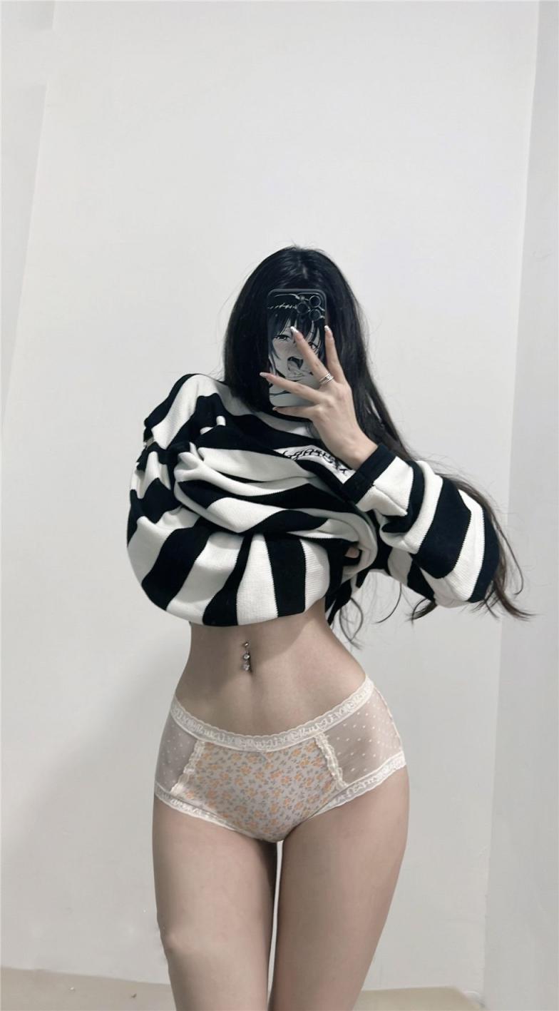 青春美少女搔首弄姿诱惑迷人