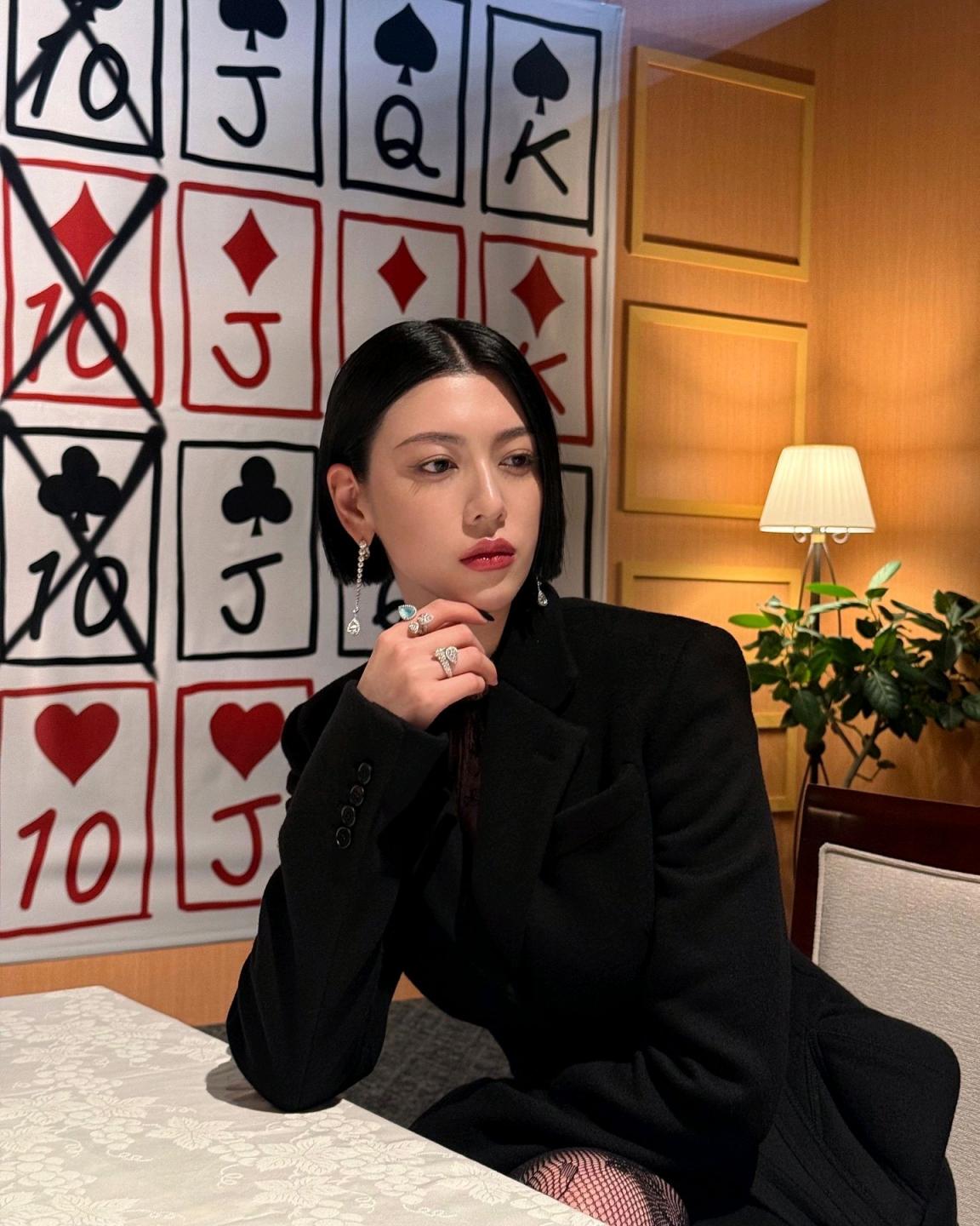 穿上马甲的AV女星，还熟悉吗？