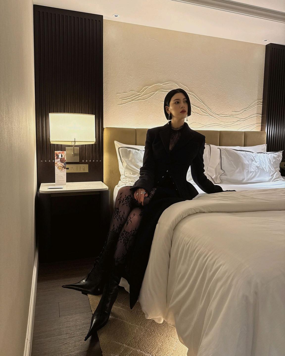 穿上马甲的AV女星，还熟悉吗？