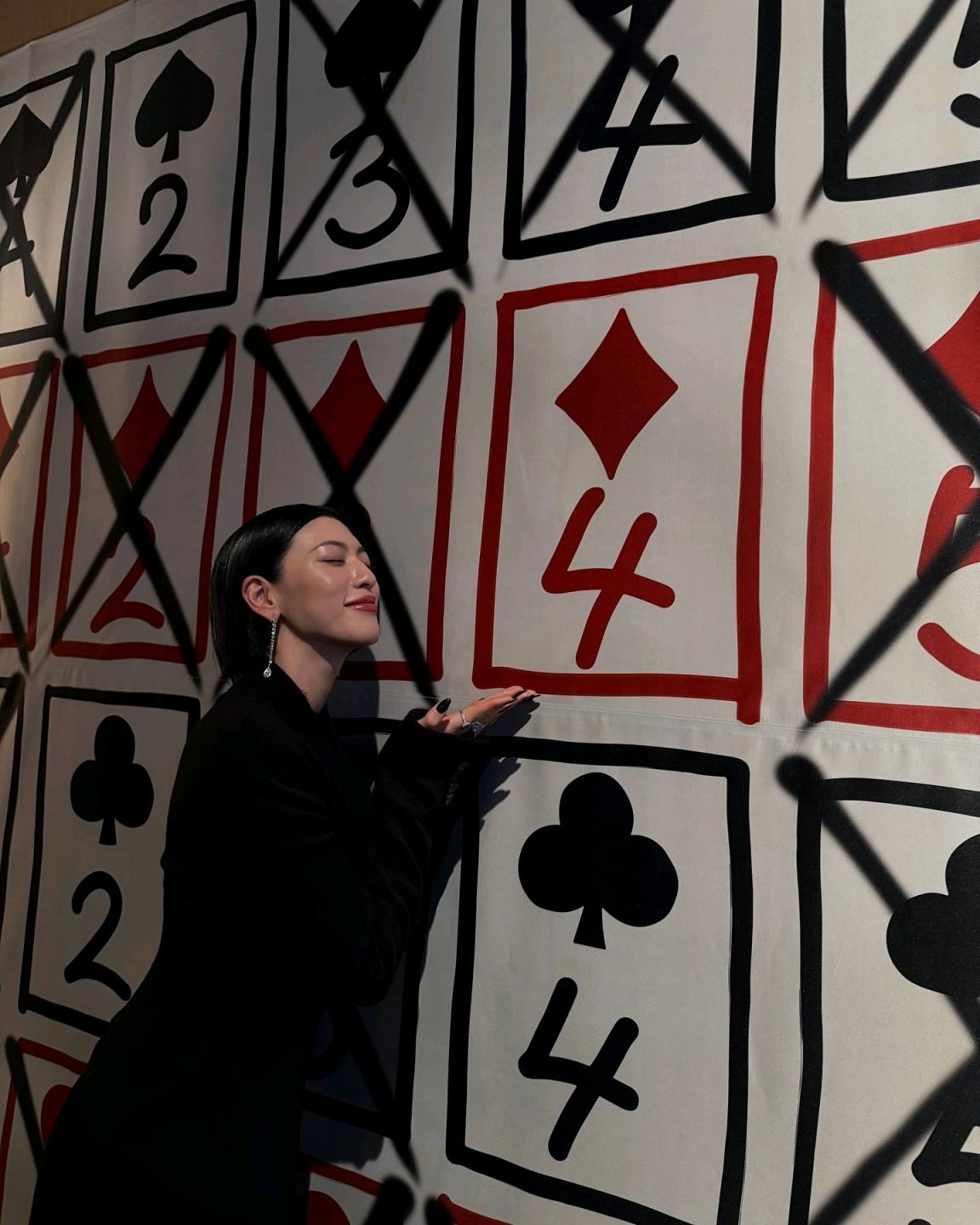 穿上马甲的AV女星，还熟悉吗？