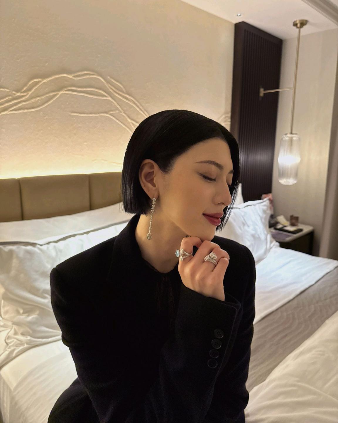 穿上马甲的AV女星，还熟悉吗？