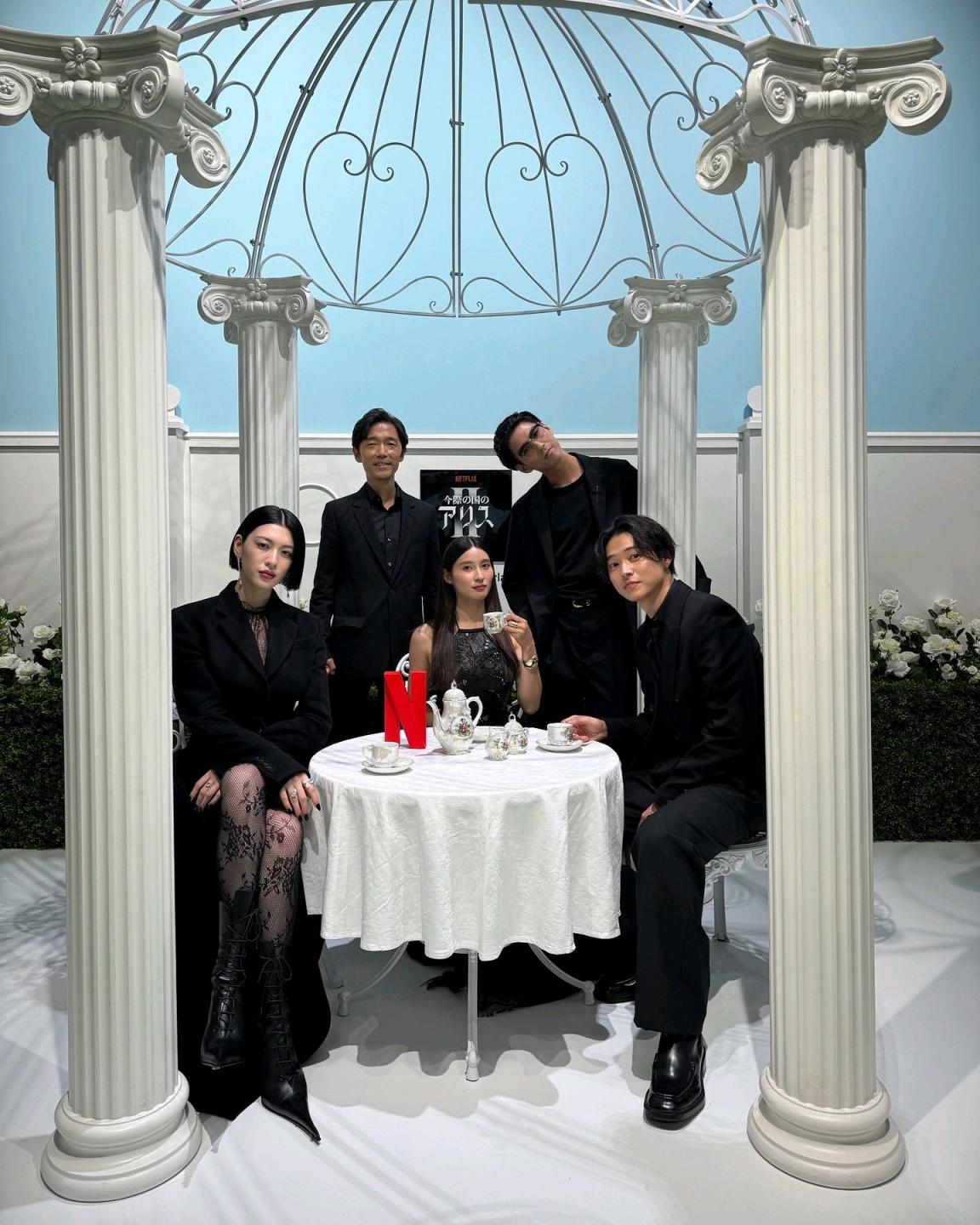 穿上马甲的AV女星，还熟悉吗？