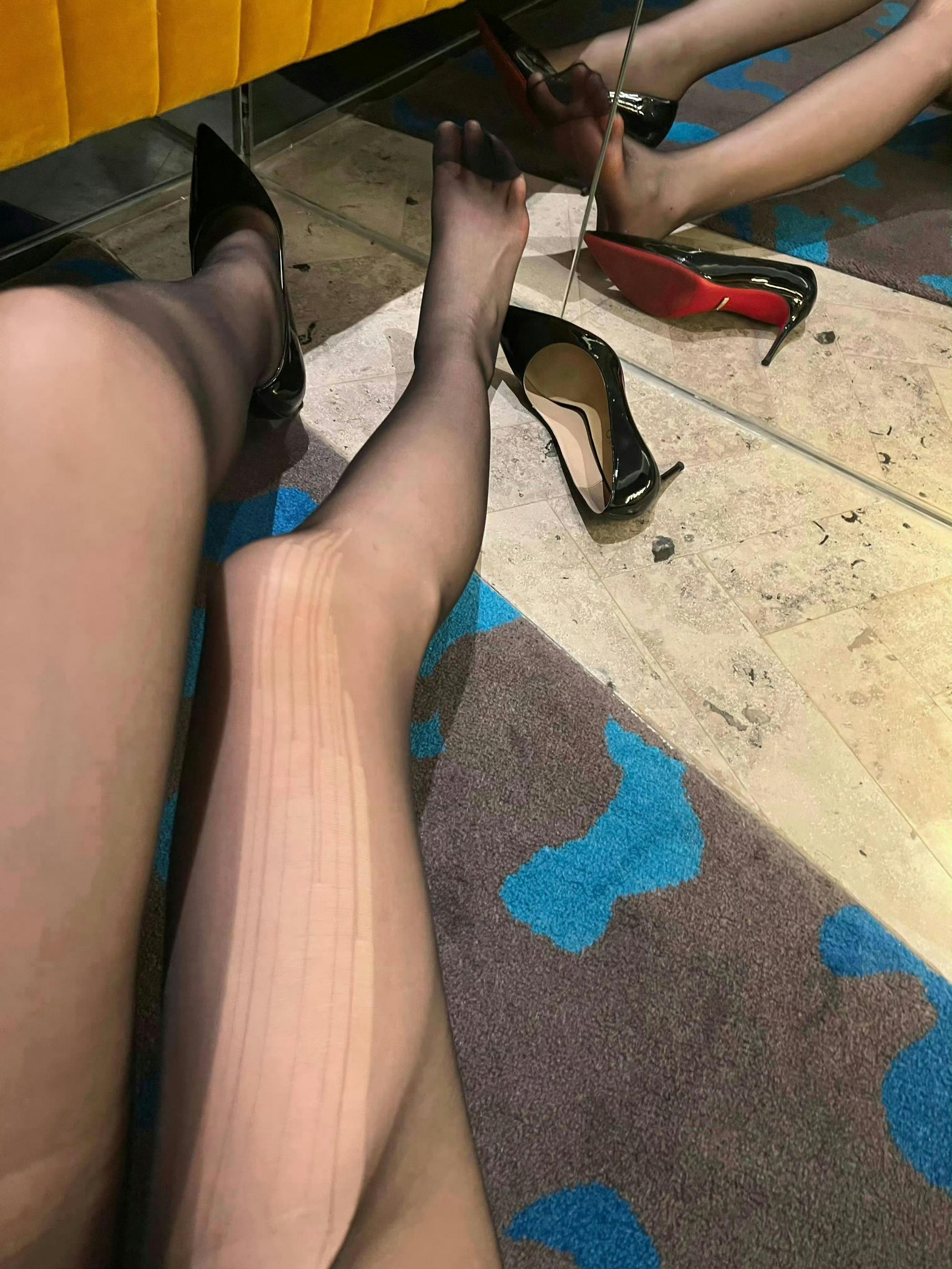 忙碌的一周后，抽点空闲，端着咖啡，品鉴良家丝足，放松一下